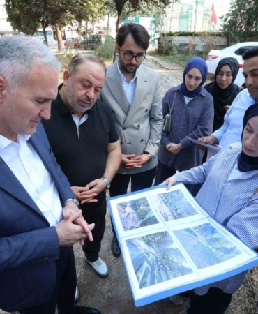İNEGÖL BELEDİYESİ, ŞEHRİN SİMGELERİNDEN BİRİ OLAN KUĞULU PARKI YENİDEN ESKİ İHTİŞAMINA KAVUŞTURMAK İÇİN ÇALIŞMA BAŞLATTI. HEYKEL MEYDANINDA YAPILAN DÜZENLEME, HEYKEL ARKASINDAN BAŞLAYIP OLİMPİK HAVUZA KADAR UZANACAK. 25 BİN M2 ALANDA, KUĞULU PARK YENİDEN HAYAT BULACAK.