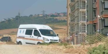 SAVCILIK İNCELEMESİNİN ARDINDAN CENAZE, KESİN ÖLÜM NEDENİNİN BELİRLENMESİ AMACIYLA ADLİ TIP KURUMU'NA GÖNDERİLDİ. POLİS EKİPLERİ OLAYLA İLGİLİ İNCELEME BAŞLATTI.