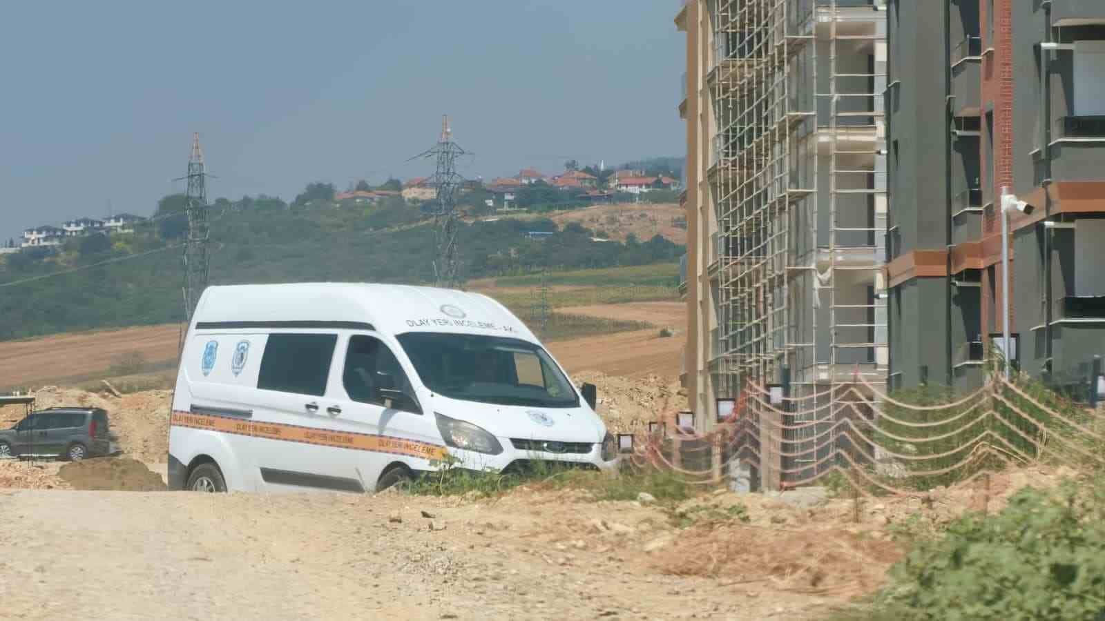 SAVCILIK İNCELEMESİNİN ARDINDAN CENAZE, KESİN ÖLÜM NEDENİNİN BELİRLENMESİ AMACIYLA ADLİ TIP KURUMU'NA GÖNDERİLDİ. POLİS EKİPLERİ OLAYLA İLGİLİ İNCELEME BAŞLATTI.