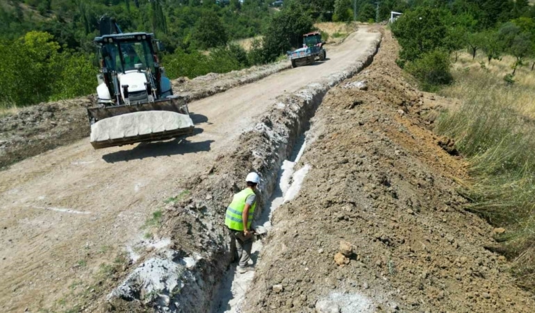 BURSA BÜYÜKŞEHİR BELEDİYESİ, İL GENELİNDE SU VARLIĞINI KORUMA VE TARIMSAL SULAMA KAPASİTESİNİ GÜÇLENDİRME ÇALIŞMALARI KAPSAMINDA GEMLİK İLÇESİNDE HAZİRAN AYINDA BAŞLAYAN SULAMA TESİSİ İMALATINI KISA SÜREDE YÜZDE 80 FİZİKİ GERÇEKLEŞMEYE ULAŞTIRDI.