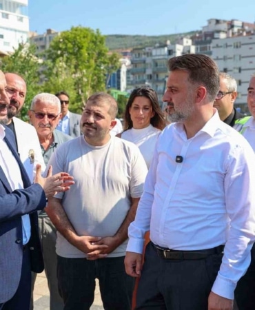 BURSA BÜYÜKŞEHİR BELEDİYESİ BAŞKAN VEKİLİ ŞAHİN BİBA, BUSKİ GENEL MÜDÜRLÜĞÜ EKİPLERİNCE GEMLİK İLÇESİNDEKİ KARSAK VE ÇARŞI DERELERİNDE YAPILAN TEMİZLİK ÇALIŞMALARINI YERİNDE DENETLEDİ. BİBA, DERELERİN TEMİZ AKMASI İÇİN KİRLETİCİ KAYNAKLARIN TESPİT EDİLEREK KURUTULACAĞINI VURGULADI.