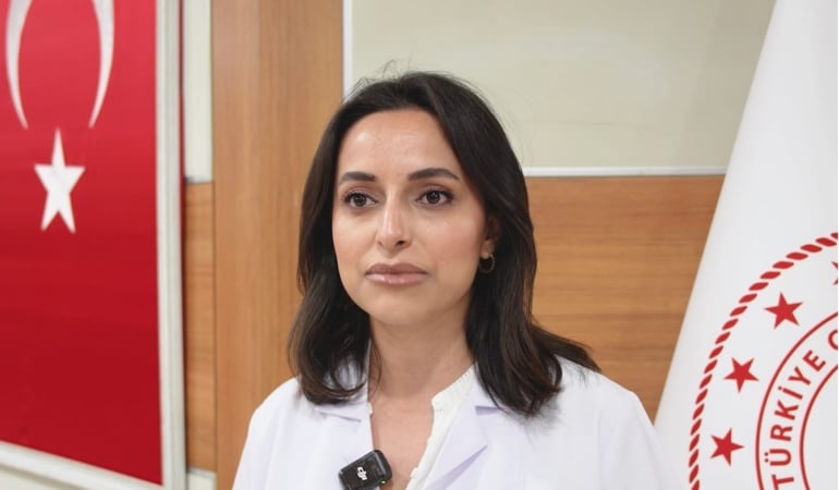 SICAK ÇARPMASININ ERKEN MÜDAHALE EDİLMEDİĞİNDE HAYATİ TEHLİKEYE YOL AÇABİLEN CİDDİ BİR ACİL SAĞLIK SORUNU OLDUĞUNU DİLE GETİREN BULUNAN BURSA YÜKSEK İHTİSAS EĞİTİM VE ARAŞTIRMA HASTANESİ’NDE GÖREVLİ ACİL TIP UZMANI DR. EBRU ADALI, ALINACAK BASİT TEDBİRLERİN SICAK ÇARPMASININ ÖNLENMESİNDE BÜYÜK ÖNEM TAŞIDIĞINA DİKKAT ÇEKTİ.