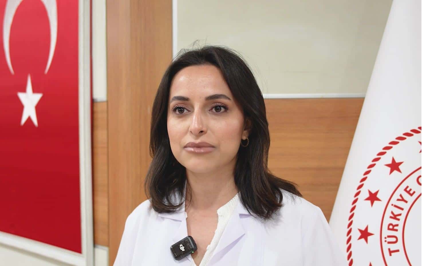 SICAK ÇARPMASININ ERKEN MÜDAHALE EDİLMEDİĞİNDE HAYATİ TEHLİKEYE YOL AÇABİLEN CİDDİ BİR ACİL SAĞLIK SORUNU OLDUĞUNU DİLE GETİREN BULUNAN BURSA YÜKSEK İHTİSAS EĞİTİM VE ARAŞTIRMA HASTANESİ’NDE GÖREVLİ ACİL TIP UZMANI DR. EBRU ADALI, ALINACAK BASİT TEDBİRLERİN SICAK ÇARPMASININ ÖNLENMESİNDE BÜYÜK ÖNEM TAŞIDIĞINA DİKKAT ÇEKTİ.