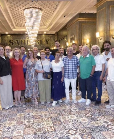GERÇEK KESİTLER YENİ HİKÂYELERİ VE GÜÇLÜ KADROSUYLA YENİDEN EKRANLARA DÖNÜYOR. 90’LARIN UNUTULMAZ DİZİSİ, "GERÇEK KESİTLER: HİKAYENLE GEL" ADIYLA BURSA’DAN YENİDEN DOĞUYOR.