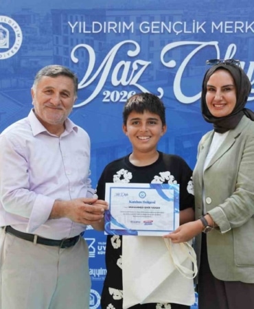 YILDIRIM BELEDİYE BAŞKAN YARDIMCISI AYŞE ERTAN TARAFINDAN YAZ OKULU’NU TAMAMLAYAN ÖĞRENCİLERE SERTİFİKA VERİLDİ.