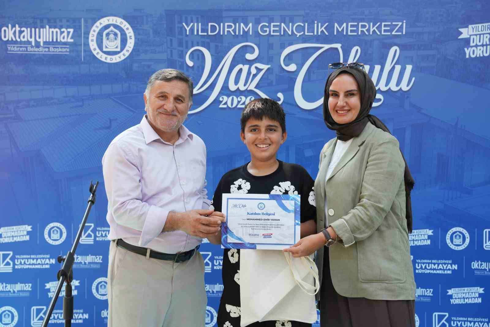 YILDIRIM BELEDİYE BAŞKAN YARDIMCISI AYŞE ERTAN TARAFINDAN YAZ OKULU’NU TAMAMLAYAN ÖĞRENCİLERE SERTİFİKA VERİLDİ.