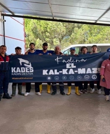BURSA İL JANDARMA KOMUTANLIĞI EKİPLERİ, KARACABEY İLÇESİNDE GERÇEKLEŞTİRDİKLERİ BİLGİLENDİRME FAALİYETİNDE VATANDAŞLARA UYGULAMANIN KULLANIM AMACI VE SAĞLADIĞI KOLAYLIKLAR HAKKINDA BİLGİ VERDİ.