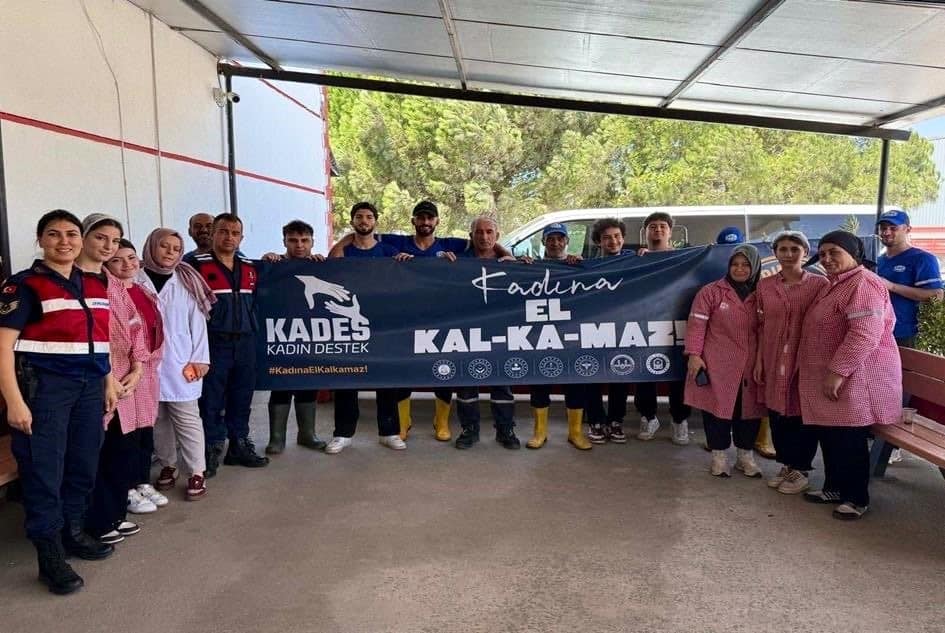 BURSA İL JANDARMA KOMUTANLIĞI EKİPLERİ, KARACABEY İLÇESİNDE GERÇEKLEŞTİRDİKLERİ BİLGİLENDİRME FAALİYETİNDE VATANDAŞLARA UYGULAMANIN KULLANIM AMACI VE SAĞLADIĞI KOLAYLIKLAR HAKKINDA BİLGİ VERDİ.