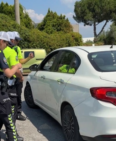 BURSA-MUDANYA YOLUNDA GERÇEKLEŞTİRİLEN DENETİMDE 16 ARAÇ KONTROL EDİLİRKEN, KORSAN TAŞIMACILIK YAPTIĞI BELİRLENEN 4 SÜRÜCÜ VE 4 YOLCUYA TOPLAM 415 BİN 480 TL CEZA UYGULANDI. SÜRÜCÜNÜN YOLCUSUNA POLİS DENETİMİ OLURSA "ARKADAŞIZ" DEMESİNİ TAVSİYE ETTİĞİ ORTAYA ÇIKARKEN, POLİSLERİ GÖRÜNCE DOĞRUYU SÖYLEYEN YOLCUYA DA 3 BİN 700 LİRA CEZA KESİLDİ.