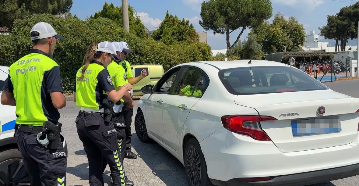 BURSA-MUDANYA YOLUNDA GERÇEKLEŞTİRİLEN DENETİMDE 16 ARAÇ KONTROL EDİLİRKEN, KORSAN TAŞIMACILIK YAPTIĞI BELİRLENEN 4 SÜRÜCÜ VE 4 YOLCUYA TOPLAM 415 BİN 480 TL CEZA UYGULANDI. SÜRÜCÜNÜN YOLCUSUNA POLİS DENETİMİ OLURSA 