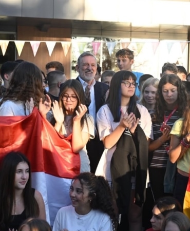TÜRKİYE’DE 37 YILDIR ÇOCUKLARA VE GENÇLERE YÖNELİK GELİŞİM PROGRAMLARI GERÇEKLEŞTİREN GELECEĞİN YILDIZLARI, BU YIL ULUDAĞ KİRAZLIYAYLA’DA BURSA BUSİNESS SCHOOL’DA FARKLI ÜLKELERDEN ÖĞRENCİLERİ BİR ARAYA GETİRDİ.