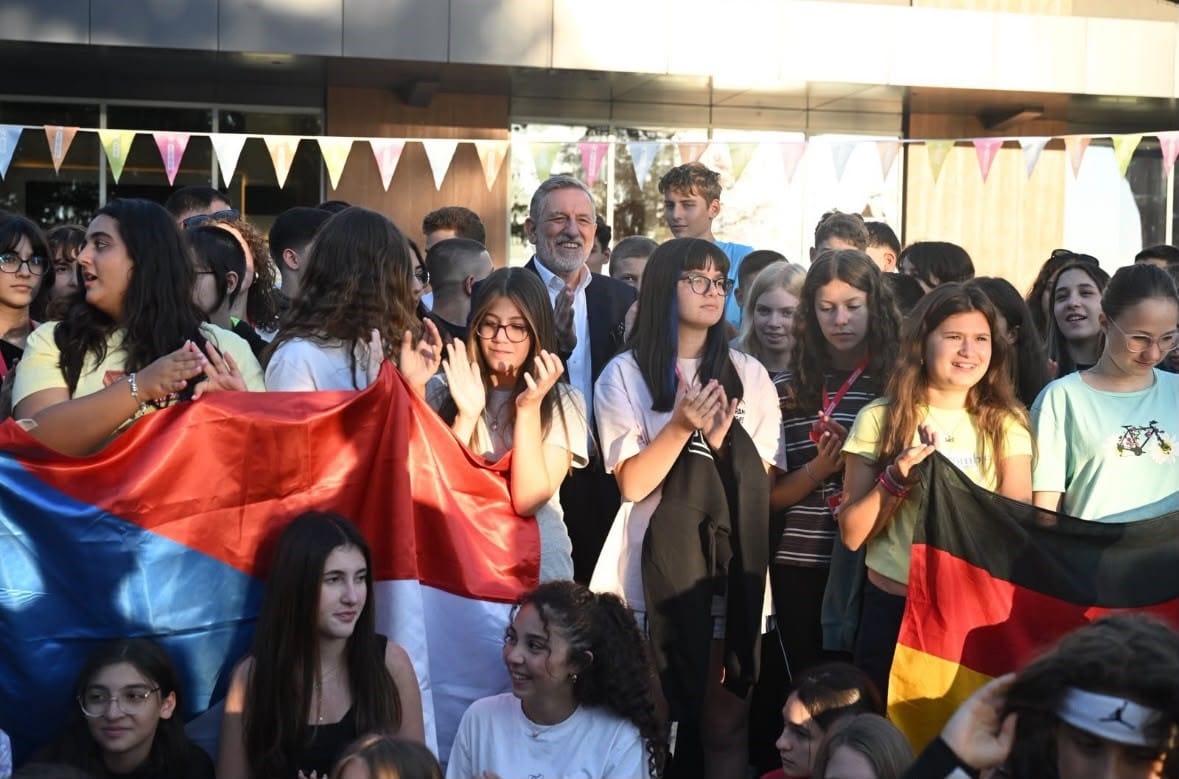 TÜRKİYE’DE 37 YILDIR ÇOCUKLARA VE GENÇLERE YÖNELİK GELİŞİM PROGRAMLARI GERÇEKLEŞTİREN GELECEĞİN YILDIZLARI, BU YIL ULUDAĞ KİRAZLIYAYLA’DA BURSA BUSİNESS SCHOOL’DA FARKLI ÜLKELERDEN ÖĞRENCİLERİ BİR ARAYA GETİRDİ.