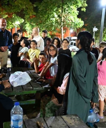 KARACABEY BELEDİYE BAŞKANI FATİH KARABATI’NIN SEÇİM DÖNEMİNDE VATANDAŞLARA VERDİĞİ ÖNEMLİ VAATLERDEN BİRİ OLAN PARKLARA GÜVENLİK KAMERASI KURULUMU PROJESİNDE ÇALIŞMALAR START ALDI. KAMERA KURULUMU GERÇEKLEŞTİRİLEN ESENTEPE ATATÜRK PARKI’NDA İNCELEMELERDE BULUNAN BAŞKAN KARABATI AYRICA, PARKTA VATANDAŞLARLA DA BİR ARAYA GELDİ. GÜVENLİK KAMERALARININ KURULMASINDAN DUYDUKLARI MEMNUNİYETİ DİLE GETİREN VATANDAŞLAR, BAŞKAN KARABATI’YA VE BELEDİYE EKİPLERİNE TEŞEKKÜR ETTİ.