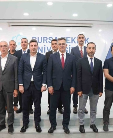 BURSA TEKNİK ÜNİVERSİTESİNDE DÜZENLENEN 17 AĞUSTOS DEPREM PANELİ’NDE, DEPREM GERÇEĞİ FARKLI YÖNLERİYLE ELE ALINDI. PANELDE, ZEMİN ÖZELLİKLERİ VE YAPI GÜVENLİĞİNİN, DEPREM RİSKİNİN AZALTILMASINDAKİ KRİTİK ROLÜNE DİKKAT ÇEKİLİRKEN, ÜNİVERSİTE, KAMU VE SİVİL TOPLUM İŞ BİRLİĞİYLE ORTAK AKILLA GÜÇLÜ ADIMLAR ATILMASI GEREKTİĞİ VURGULANDI.