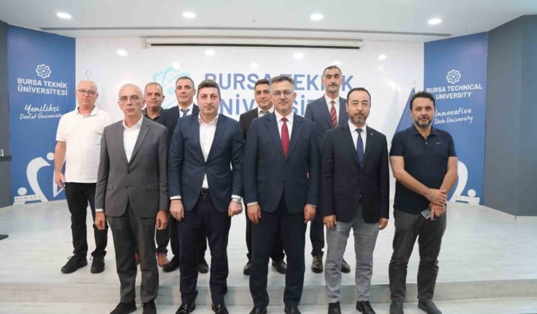 BURSA TEKNİK ÜNİVERSİTESİNDE DÜZENLENEN 17 AĞUSTOS DEPREM PANELİ’NDE, DEPREM GERÇEĞİ FARKLI YÖNLERİYLE ELE ALINDI. PANELDE, ZEMİN ÖZELLİKLERİ VE YAPI GÜVENLİĞİNİN, DEPREM RİSKİNİN AZALTILMASINDAKİ KRİTİK ROLÜNE DİKKAT ÇEKİLİRKEN, ÜNİVERSİTE, KAMU VE SİVİL TOPLUM İŞ BİRLİĞİYLE ORTAK AKILLA GÜÇLÜ ADIMLAR ATILMASI GEREKTİĞİ VURGULANDI.
