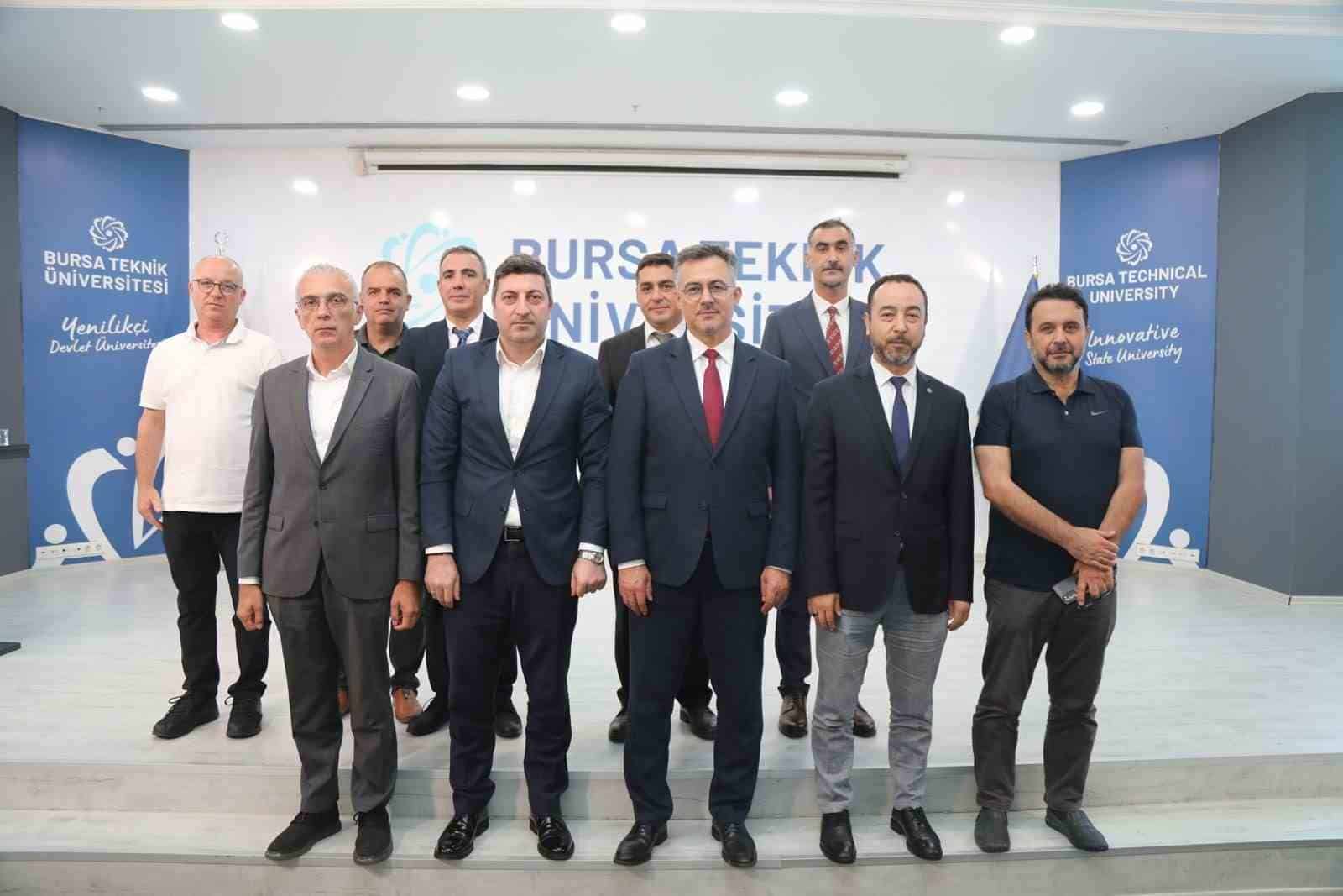 BURSA TEKNİK ÜNİVERSİTESİNDE DÜZENLENEN 17 AĞUSTOS DEPREM PANELİ’NDE, DEPREM GERÇEĞİ FARKLI YÖNLERİYLE ELE ALINDI. PANELDE, ZEMİN ÖZELLİKLERİ VE YAPI GÜVENLİĞİNİN, DEPREM RİSKİNİN AZALTILMASINDAKİ KRİTİK ROLÜNE DİKKAT ÇEKİLİRKEN, ÜNİVERSİTE, KAMU VE SİVİL TOPLUM İŞ BİRLİĞİYLE ORTAK AKILLA GÜÇLÜ ADIMLAR ATILMASI GEREKTİĞİ VURGULANDI.