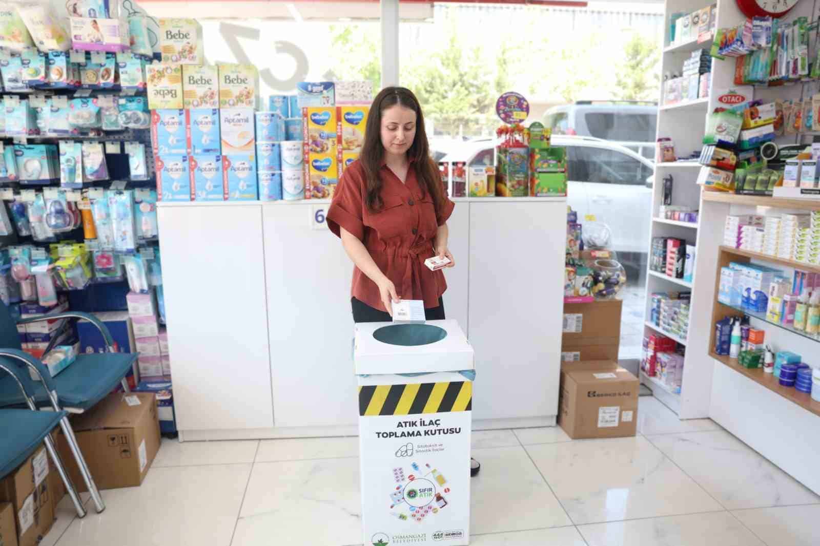 OSMANGAZİ BELEDİYESİ, ÇEVRE VE İNSAN SAĞLIĞINI KORUMAK AMACIYLA HAYATA GEÇİRDİĞİ ‘ATIK İLAÇ TOPLAMA’ PROJESİYLE SON KULLANMA TARİHİ GEÇMİŞ VEYA ARTIK KULLANILMAYAN İLAÇLARIN GÜVENLİ ŞEKİLDE TOPLANARAK BERTARAF EDİLMESİNİ SAĞLIYOR.