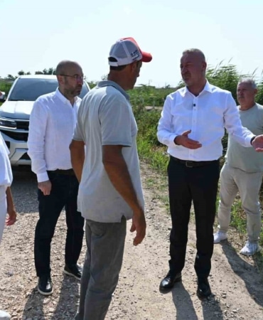 KARACABEY BELEDİYESİ, KIRSAL MAHALLELERDE ULAŞIM ALTYAPISINI GÜÇLENDİRMEK VE TARIMSAL ÜRETİM YAPAN VATANDAŞLARIN ARAZİLERİNE DAHA KOLAY ULAŞMASINI SAĞLAMAK AMACIYLA ÇALIŞMALARINI SÜRDÜRÜYOR. FEN İŞLERİ MÜDÜRLÜĞÜ EKİPLERİ TARAFINDAN AKHİSAR VE İSMETPAŞA MAHALLELERİNDE YAKLAŞIK 12 KİLOMETRELİK ARAZİ YOLUNDA İYİLEŞTİRME ÇALIŞMASI GERÇEKLEŞTİRİLİRKEN; GÖLECİK, YARIŞ, SEYRAN, YENİKARAAĞAÇ, BAYRAMDERE VE KIRANLAR MAHALLELERİNİN DE ARALARINDA BULUNDUĞU TOPLAM 9 KIRSAL MAHALLEDE İHTİYAÇ VE TALEPLER DOĞRULTUSUNDA ÇALIŞMALAR TAMAMLANDI. SAHADAKİ ÇALIŞMALARI YERİNDE İNCELEYEN KARACABEY BELEDİYE BAŞKANI FATİH KARABATI İSE VATANDAŞLARLA BİR ARAYA GELEREK TALEP VE ÖNERİLERİ DİNLEDİ; KIRSAL MAHALLELERDE ULAŞIM KONFORUNU ARTIRMAYA VE ÜRETİCİNİN EMEĞİNE DESTEK OLMAYA DEVAM EDECEKLERİNİ VURGULADI.