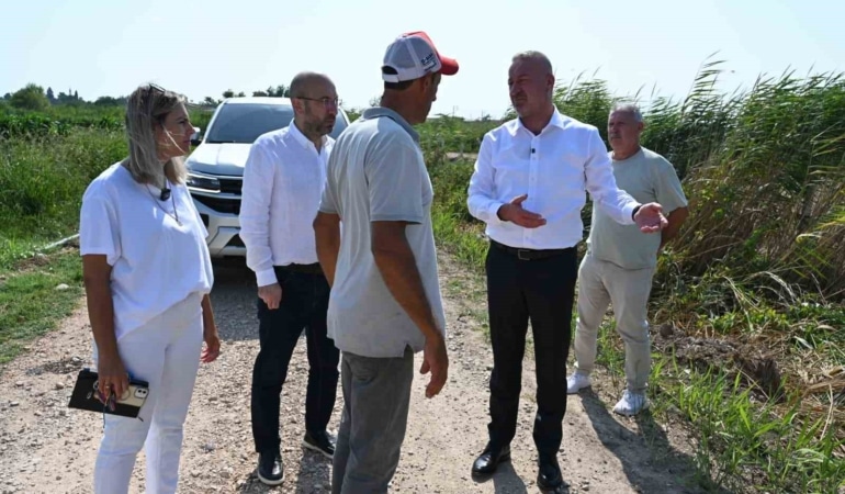 KARACABEY BELEDİYESİ, KIRSAL MAHALLELERDE ULAŞIM ALTYAPISINI GÜÇLENDİRMEK VE TARIMSAL ÜRETİM YAPAN VATANDAŞLARIN ARAZİLERİNE DAHA KOLAY ULAŞMASINI SAĞLAMAK AMACIYLA ÇALIŞMALARINI SÜRDÜRÜYOR. FEN İŞLERİ MÜDÜRLÜĞÜ EKİPLERİ TARAFINDAN AKHİSAR VE İSMETPAŞA MAHALLELERİNDE YAKLAŞIK 12 KİLOMETRELİK ARAZİ YOLUNDA İYİLEŞTİRME ÇALIŞMASI GERÇEKLEŞTİRİLİRKEN; GÖLECİK, YARIŞ, SEYRAN, YENİKARAAĞAÇ, BAYRAMDERE VE KIRANLAR MAHALLELERİNİN DE ARALARINDA BULUNDUĞU TOPLAM 9 KIRSAL MAHALLEDE İHTİYAÇ VE TALEPLER DOĞRULTUSUNDA ÇALIŞMALAR TAMAMLANDI. SAHADAKİ ÇALIŞMALARI YERİNDE İNCELEYEN KARACABEY BELEDİYE BAŞKANI FATİH KARABATI İSE VATANDAŞLARLA BİR ARAYA GELEREK TALEP VE ÖNERİLERİ DİNLEDİ; KIRSAL MAHALLELERDE ULAŞIM KONFORUNU ARTIRMAYA VE ÜRETİCİNİN EMEĞİNE DESTEK OLMAYA DEVAM EDECEKLERİNİ VURGULADI.
