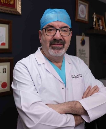 AİLESİNDE MİDE VEYA BAĞIRSAK KANSERİ ÖYKÜSÜ BULUNAN KİŞİLERİN, HERHANGİ BİR ŞİKÂYETİ OLMASA DAHİ KİŞİSEL RİSKLERİNİN DEĞERLENDİRİLMESİ VE HEKİM ÖNERİSİ DOĞRULTUSUNDA UYGUN TAKİP PROGRAMINA ALINMASI BÜYÜK ÖNEM TAŞIYOR. HAYAT HASTANESİ GENEL CERRAHİ UZMANI OP. DR. SERVET YETGİN, ÖZELLİKLE RİSK GRUBUNDAKİ BİREYLERDE ENDOSKOPİ VE KOLONOSKOPİNİN ERKEN TANI AÇISINDAN ÖNEMLİ BİR YERE SAHİP OLDUĞUNU BELİRTTİ.