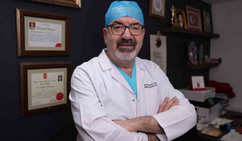 AİLESİNDE MİDE VEYA BAĞIRSAK KANSERİ ÖYKÜSÜ BULUNAN KİŞİLERİN, HERHANGİ BİR ŞİKÂYETİ OLMASA DAHİ KİŞİSEL RİSKLERİNİN DEĞERLENDİRİLMESİ VE HEKİM ÖNERİSİ DOĞRULTUSUNDA UYGUN TAKİP PROGRAMINA ALINMASI BÜYÜK ÖNEM TAŞIYOR. HAYAT HASTANESİ GENEL CERRAHİ UZMANI OP. DR. SERVET YETGİN, ÖZELLİKLE RİSK GRUBUNDAKİ BİREYLERDE ENDOSKOPİ VE KOLONOSKOPİNİN ERKEN TANI AÇISINDAN ÖNEMLİ BİR YERE SAHİP OLDUĞUNU BELİRTTİ.