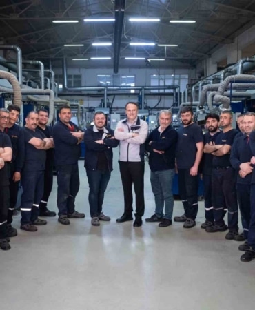 OTOMOTİV SATIŞ SONRASI PAZARINDA YÜKSELEN MALİYETLER, YEDEK PARÇADA İLK SATIN ALMA FİYATININ ÖTESİNDEKİ ÖLÇÜTLERİ DAHA GÖRÜNÜR HÂLE GETİRDİ. ARAÇ UYUMLULUĞU, MALZEME DAYANIMI, LABORATUVAR TESTLERİ VE TEDARİK SÜREKLİLİĞİ, ÜRÜN GÜVENİNİN TEMEL UNSURLARI OLARAK ÖNE ÇIKIYOR.