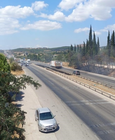 NİLÜFER İLÇESİNDE YAŞANAN ANIZ YANGININDA ALEVLER İZMİR YOLUNA KADAR ULAŞINCA, TRAFİK NEREDEYSE DURMA NOKTASINA GELDİ.
