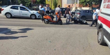 BURSA'DA KAVŞAKTA, MOTOSİKLETİN AMBULANSA ÇARPTIĞI KAZADA MOTOSİKLET SÜRÜCÜSÜ YARALANARAK HASTANEYE KALDIRILDI.