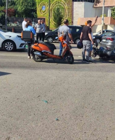 BURSA'DA KAVŞAKTA, MOTOSİKLETİN AMBULANSA ÇARPTIĞI KAZADA MOTOSİKLET SÜRÜCÜSÜ YARALANARAK HASTANEYE KALDIRILDI.