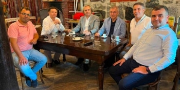 BURSA İLE ÖZDEŞLEŞEN KESTANE ŞEKERİ, GELENEKSEL KİMLİĞİNİ KORURKEN MODERN ÜRETİM STANDARTLARI VE MARKALAŞMA ÇALIŞMALARIYLA DA FARKLI PAZARLARA ULAŞIYOR. KESTANE ŞEKERİNİN ÜRETİMDEN MARKALAŞMAYA, KENT KÜLTÜRÜNDEN TANITIMA UZANAN ÇOK YÖNLÜ YAPISINI YERİNDE İNCELEMEK AMACIYLA BURSA BÜYÜKŞEHİR BELEDİYESİ’NDEN ÜST DÜZEY BİR HEYET, İLKA ŞEKERLEME’NİN NİLÜFER YAYLACIK’TAKİ TESİSLERİNİ ZİYARET ETTİ.