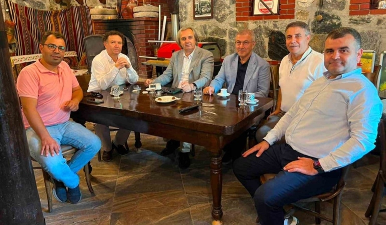 BURSA İLE ÖZDEŞLEŞEN KESTANE ŞEKERİ, GELENEKSEL KİMLİĞİNİ KORURKEN MODERN ÜRETİM STANDARTLARI VE MARKALAŞMA ÇALIŞMALARIYLA DA FARKLI PAZARLARA ULAŞIYOR. KESTANE ŞEKERİNİN ÜRETİMDEN MARKALAŞMAYA, KENT KÜLTÜRÜNDEN TANITIMA UZANAN ÇOK YÖNLÜ YAPISINI YERİNDE İNCELEMEK AMACIYLA BURSA BÜYÜKŞEHİR BELEDİYESİ’NDEN ÜST DÜZEY BİR HEYET, İLKA ŞEKERLEME’NİN NİLÜFER YAYLACIK’TAKİ TESİSLERİNİ ZİYARET ETTİ.