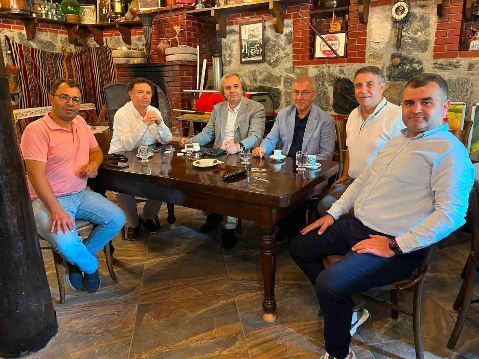 BURSA İLE ÖZDEŞLEŞEN KESTANE ŞEKERİ, GELENEKSEL KİMLİĞİNİ KORURKEN MODERN ÜRETİM STANDARTLARI VE MARKALAŞMA ÇALIŞMALARIYLA DA FARKLI PAZARLARA ULAŞIYOR. KESTANE ŞEKERİNİN ÜRETİMDEN MARKALAŞMAYA, KENT KÜLTÜRÜNDEN TANITIMA UZANAN ÇOK YÖNLÜ YAPISINI YERİNDE İNCELEMEK AMACIYLA BURSA BÜYÜKŞEHİR BELEDİYESİ’NDEN ÜST DÜZEY BİR HEYET, İLKA ŞEKERLEME’NİN NİLÜFER YAYLACIK’TAKİ TESİSLERİNİ ZİYARET ETTİ.