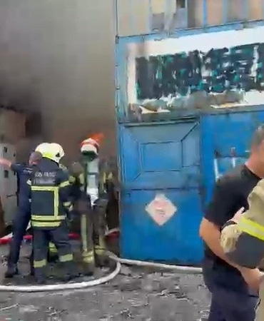 BURSA'NIN OSMANGAZİ İLÇESİNDE FAALİYET GÖSTEREN BİR KOLTUK İMALATHANESİNDE MEYDANA GELEN YANGIN KORKU VE PANİĞE SEBEP OLDU.