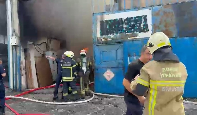BURSA'NIN OSMANGAZİ İLÇESİNDE FAALİYET GÖSTEREN BİR KOLTUK İMALATHANESİNDE MEYDANA GELEN YANGIN KORKU VE PANİĞE SEBEP OLDU.