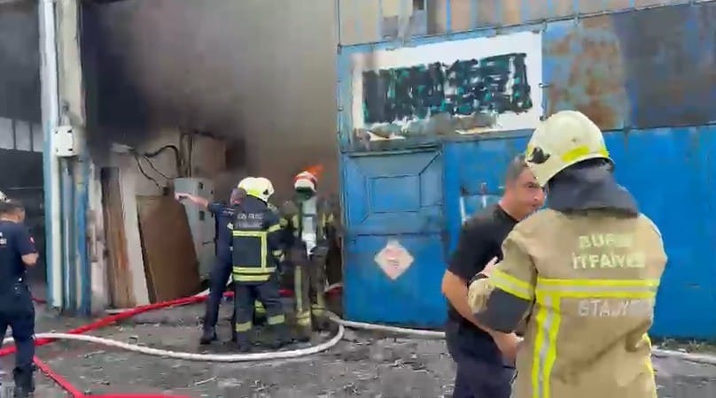 BURSA'NIN OSMANGAZİ İLÇESİNDE FAALİYET GÖSTEREN BİR KOLTUK İMALATHANESİNDE MEYDANA GELEN YANGIN KORKU VE PANİĞE SEBEP OLDU.