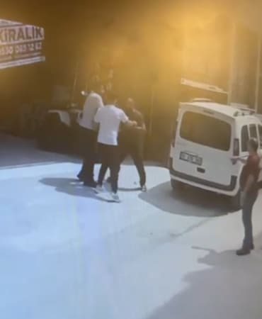 BURSA'DA BİR DÜKKAN NEDENİYLE AKRABALAR ARASINDA ÇIKAN TARTIŞMA KISA SÜREDE KAVGAYA DÖNÜŞTÜ. KAVGANIN BAŞLADIĞI ANLAR İSE GÜVENLİK KAMERASINA ANBEAN YANSIDI.