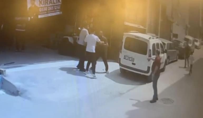 BURSA'DA BİR DÜKKAN NEDENİYLE AKRABALAR ARASINDA ÇIKAN TARTIŞMA KISA SÜREDE KAVGAYA DÖNÜŞTÜ. KAVGANIN BAŞLADIĞI ANLAR İSE GÜVENLİK KAMERASINA ANBEAN YANSIDI.