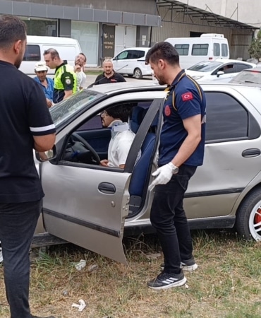BURSA’NIN İNEGÖL İLÇESİNDE MEYDANA GELEN KAZADA, KONTROLDEN ÇIKAN OTOMOBİL BETON ELEKTRİK DİREĞİNE ÇARPTI. KAZADA ARAÇTA SIKIŞAN SÜRÜCÜ YARALANDI.