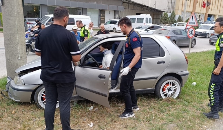 BURSA’NIN İNEGÖL İLÇESİNDE MEYDANA GELEN KAZADA, KONTROLDEN ÇIKAN OTOMOBİL BETON ELEKTRİK DİREĞİNE ÇARPTI. KAZADA ARAÇTA SIKIŞAN SÜRÜCÜ YARALANDI.