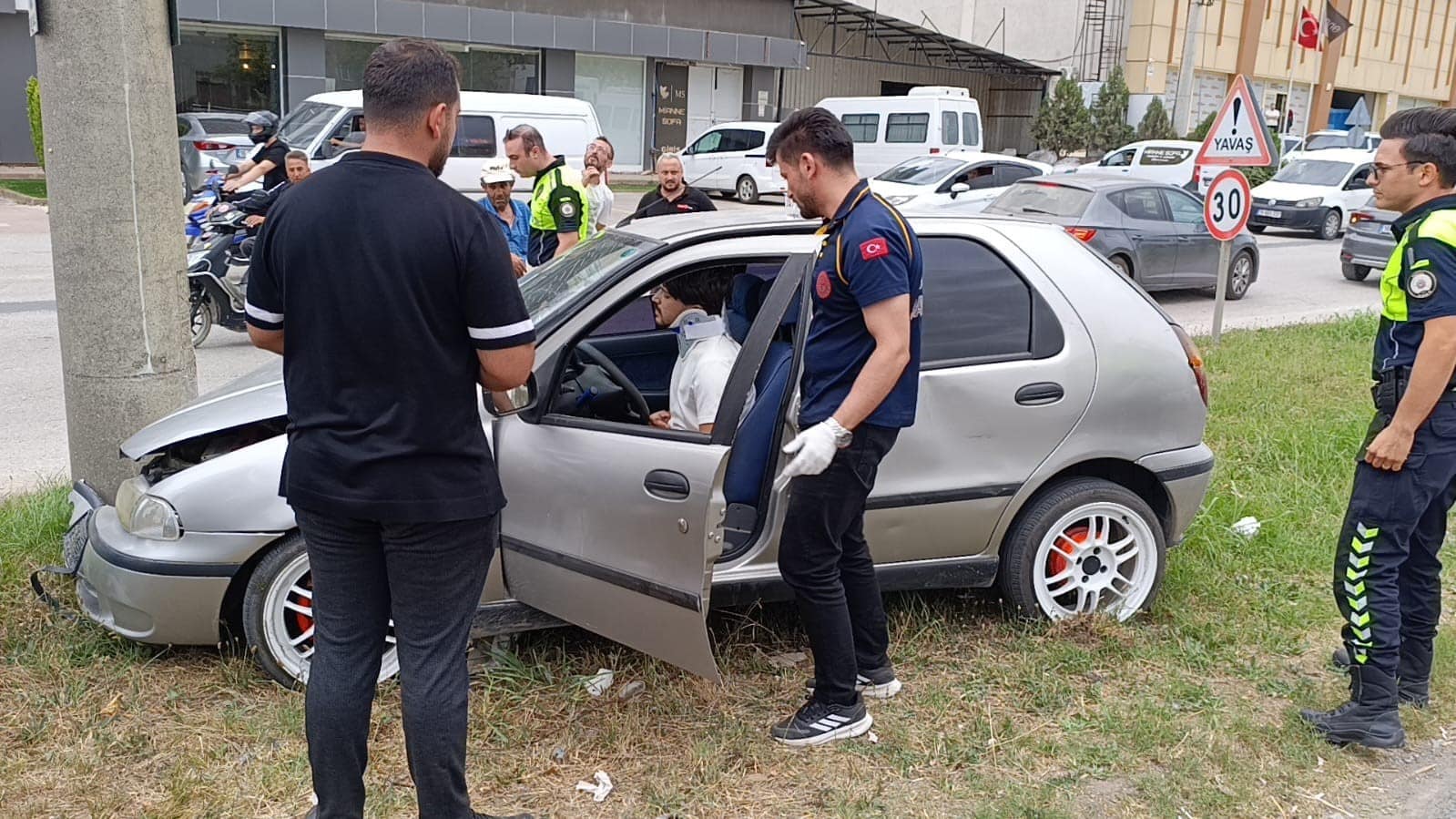 BURSA’NIN İNEGÖL İLÇESİNDE MEYDANA GELEN KAZADA, KONTROLDEN ÇIKAN OTOMOBİL BETON ELEKTRİK DİREĞİNE ÇARPTI. KAZADA ARAÇTA SIKIŞAN SÜRÜCÜ YARALANDI.