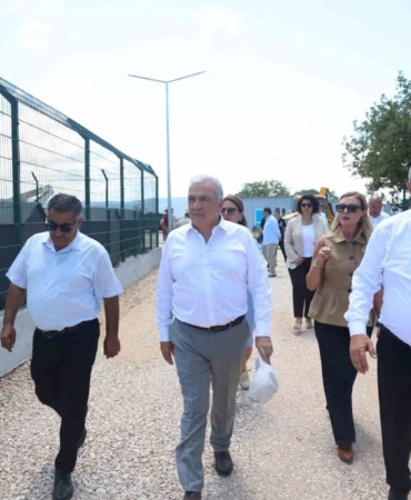 NİLÜFER BELEDİYE BAŞKANI ŞADİ ÖZDEMİR, UMUT AĞACI SAHİPSİZ HAYVANLAR DOĞAL YAŞAM VE SAHİPLENDİRME MERKEZİNİ YERİNDE ZİYARET ETTİ.