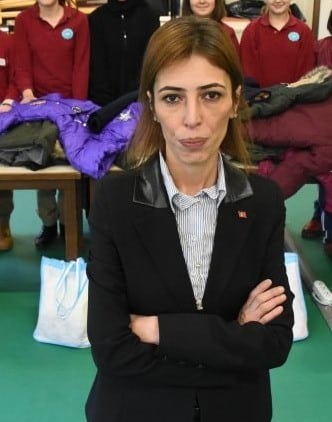 GEMLİK'TE ÖĞRETMENLİĞİ KADAR YARDIMSEVER KİŞİLİĞİYLE DE TANINAN, ÖZELLİKLE KIZ ÖĞRENCİLERİN EĞİTİMİNE VERDİĞİ DESTEKLERLE GÖNÜLLERDE TAHT KURAN ŞULE ERTÜRK, UZUN SÜREDİR MÜCADELE ETTİĞİ AMANSIZ HASTALIĞA YENİK DÜŞEREK HAYATINI KAYBETTİ.