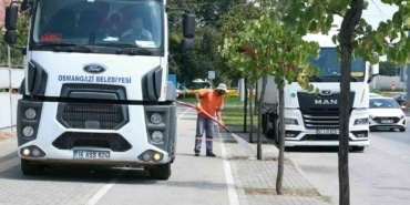 OSMANGAZİ BELEDİYESİ, YOL KENARLARI, PARKLAR VE KAVŞAKLARDA BULUNAN ÇİÇEK, ÇİM VE AĞAÇLARIN CANLILIĞINI KORUMASI İÇİN DÜZENLİ OLARAK SULAMA ÇALIŞMASI GERÇEKLEŞTİRİYOR