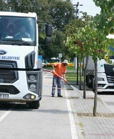 OSMANGAZİ BELEDİYESİ, YOL KENARLARI, PARKLAR VE KAVŞAKLARDA BULUNAN ÇİÇEK, ÇİM VE AĞAÇLARIN CANLILIĞINI KORUMASI İÇİN DÜZENLİ OLARAK SULAMA ÇALIŞMASI GERÇEKLEŞTİRİYOR