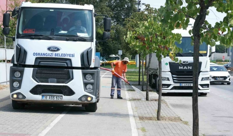 OSMANGAZİ BELEDİYESİ, YOL KENARLARI, PARKLAR VE KAVŞAKLARDA BULUNAN ÇİÇEK, ÇİM VE AĞAÇLARIN CANLILIĞINI KORUMASI İÇİN DÜZENLİ OLARAK SULAMA ÇALIŞMASI GERÇEKLEŞTİRİYOR