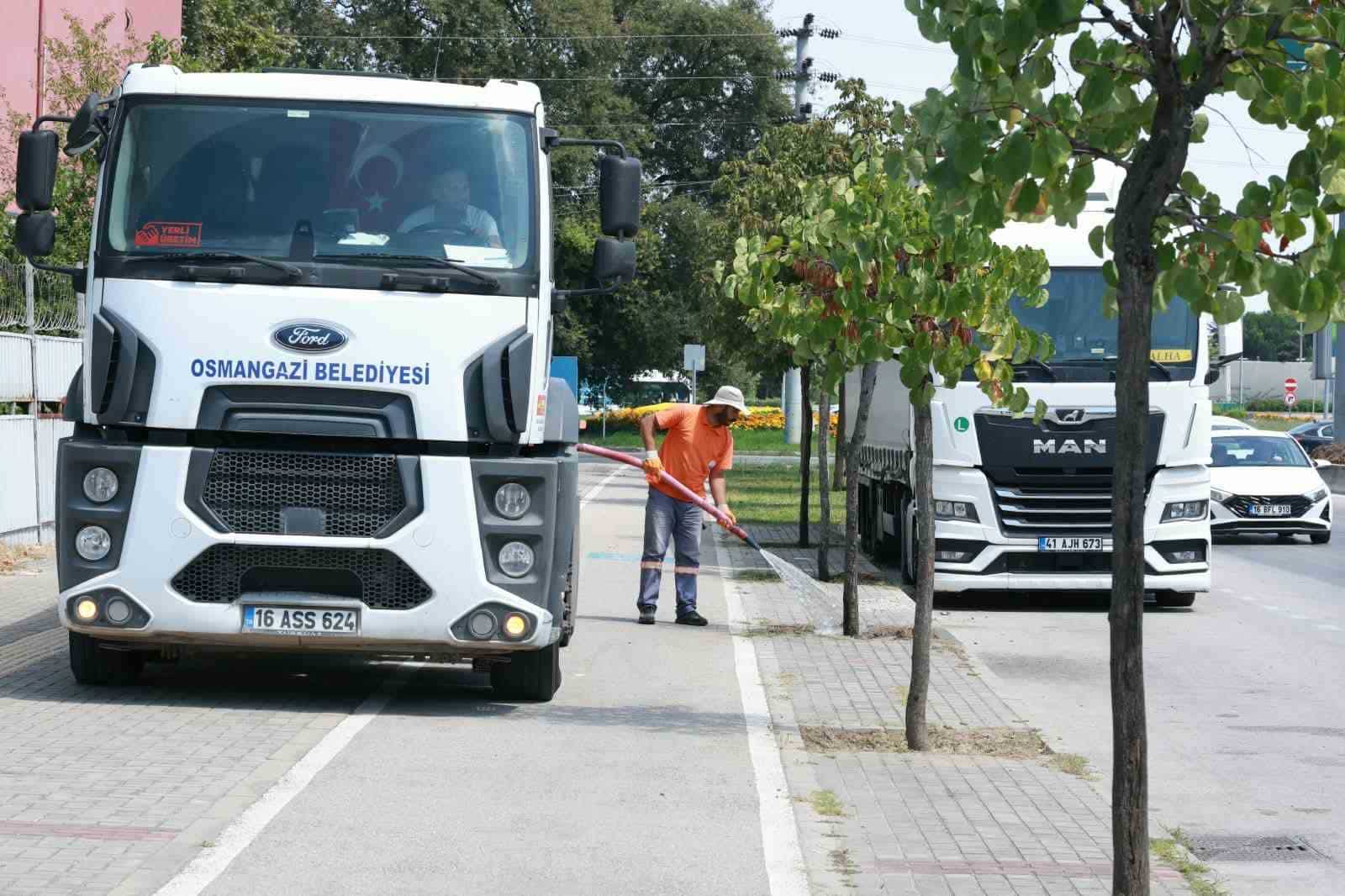 OSMANGAZİ BELEDİYESİ, YOL KENARLARI, PARKLAR VE KAVŞAKLARDA BULUNAN ÇİÇEK, ÇİM VE AĞAÇLARIN CANLILIĞINI KORUMASI İÇİN DÜZENLİ OLARAK SULAMA ÇALIŞMASI GERÇEKLEŞTİRİYOR