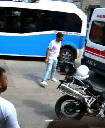 BURSA'DA BİR DÜKKAN NEDENİYLE AKRABALAR ARASINDA ÇIKAN TARTIŞMA KISA SÜREDE KAVGAYA DÖNÜŞTÜ. TEKME VE YUMRUKLARIN HAVADA UÇUŞTUĞU KAVGADA 1 KİŞİ BIÇAKLANIRKEN, TOPLAM 6 KİŞİ YARALANDI. OLAY SONRASI ŞÜPHELİLERDEN İKİSİ, ÇIKARILDIĞI MAHKEMECE TUTUKLANDI.