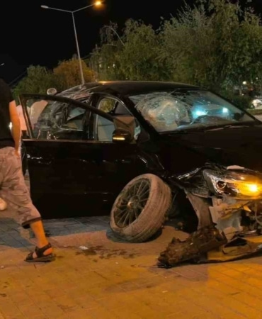 BURSA’NIN İNEGÖL İLÇESİNDE KONTROLDEN ÇIKAN OTOMOBİL, KALDIRIM ÜZERİNE ÇIKARAK PARK HALİNDEKİ 2 ARACA ÇARPTI. KAZADA OTOMOBİL SÜRÜCÜSÜ YARALANIRKEN, OĞLUNUN YARALANDIĞINI GÖREN ANNESİ DE OLAY YERİNDE FENALIK GEÇİRDİ. KAZA ANI GÜVENLİK KAMERASINA YANSIDI.