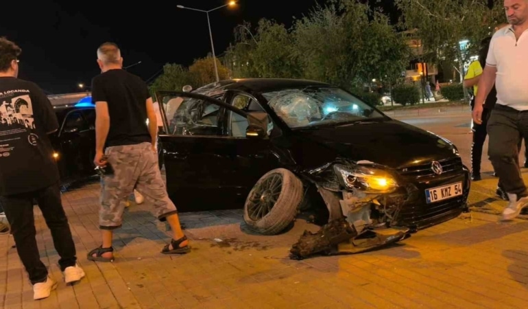 BURSA’NIN İNEGÖL İLÇESİNDE KONTROLDEN ÇIKAN OTOMOBİL, KALDIRIM ÜZERİNE ÇIKARAK PARK HALİNDEKİ 2 ARACA ÇARPTI. KAZADA OTOMOBİL SÜRÜCÜSÜ YARALANIRKEN, OĞLUNUN YARALANDIĞINI GÖREN ANNESİ DE OLAY YERİNDE FENALIK GEÇİRDİ. KAZA ANI GÜVENLİK KAMERASINA YANSIDI.