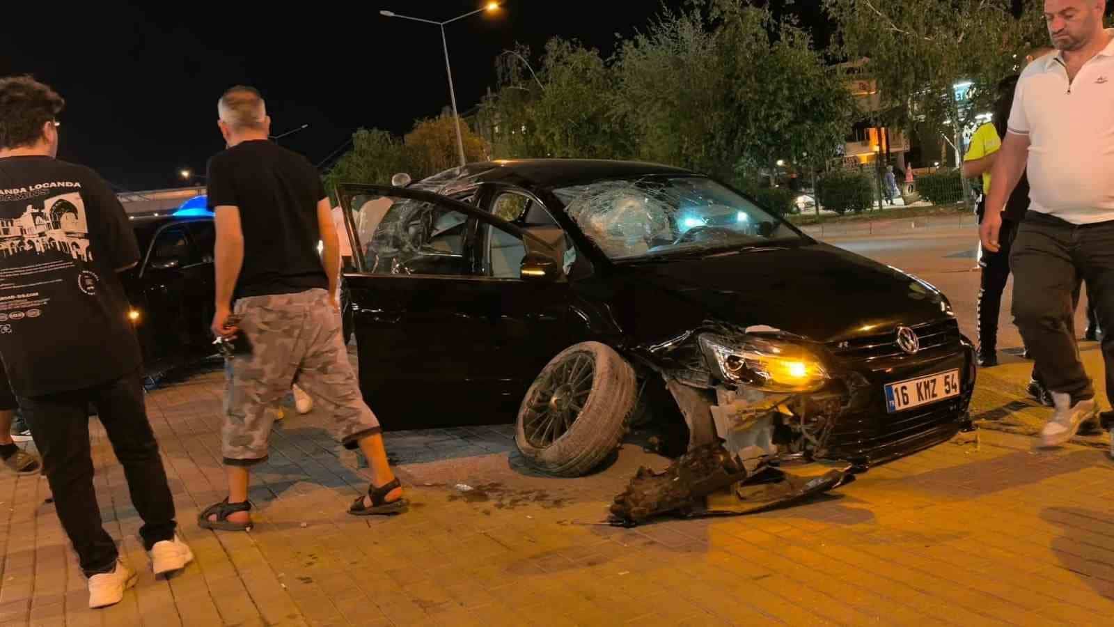 BURSA’NIN İNEGÖL İLÇESİNDE KONTROLDEN ÇIKAN OTOMOBİL, KALDIRIM ÜZERİNE ÇIKARAK PARK HALİNDEKİ 2 ARACA ÇARPTI. KAZADA OTOMOBİL SÜRÜCÜSÜ YARALANIRKEN, OĞLUNUN YARALANDIĞINI GÖREN ANNESİ DE OLAY YERİNDE FENALIK GEÇİRDİ. KAZA ANI GÜVENLİK KAMERASINA YANSIDI.